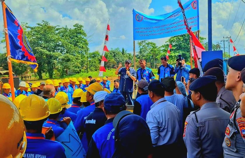 Diancam Bongkar Bobrok Kantor KSOP Satui Tanah Bumbu, Tuntutan Demo Buruh Koperasi TKBM Dikabulkan